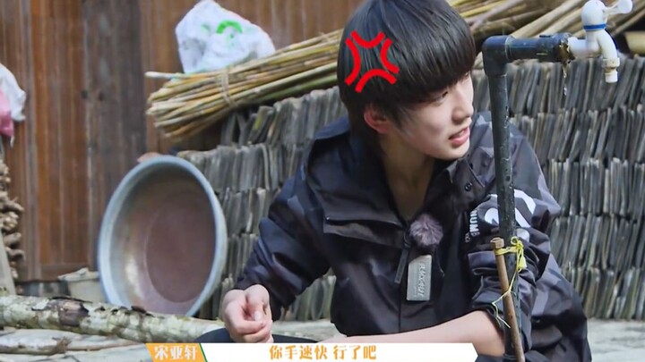 [Song Yaxuan, Liu Yaowen] Xiaowen: “You’re picking too slowly.” This little kids’ bickering is so cu
