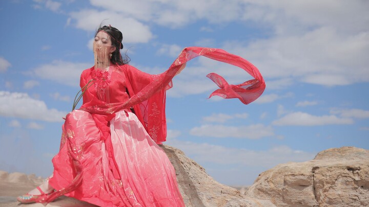 Melihat Pegunungan dan Sungai · Yardang