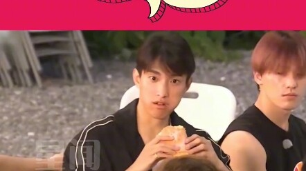 Haha, Jianbao is so cute for taking tiny bites out of fear of burning his mouth!