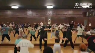 #王嘉尔##王嘉尔曼联利物浦开场秀#排练室视频，期待开场秀那天