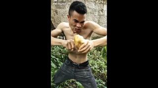 Douyin and Kuaishou's epic battle of cringeworthy performances! Join Du Niang in voting for the annu