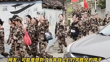Generasi tua di Guangxi melambaikan tangan menyapa para siswa yang sedang mengikuti latihan militer.