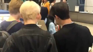 【NCT】Jeno đã tháo thắt lưng bằng một tay trong lúc kiểm tra an ninh! ! ! A, mình chết mất ಥ_ಥ