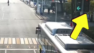 巧了！外卖员送餐集体闯红灯，谁知交警正在前方执勤……