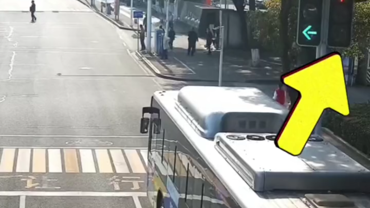 巧了！外卖员送餐集体闯红灯，谁知交警正在前方执勤……