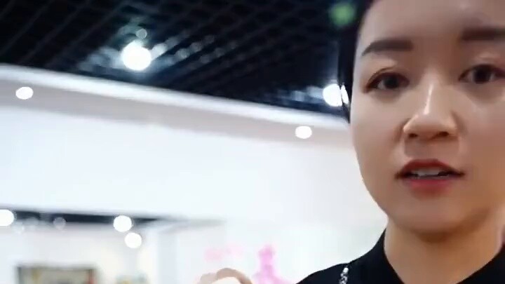 Izinkan saya menunjukkan kostum tari latin. Ada juga persyaratan untuk berpartisipasi dalam kompetis