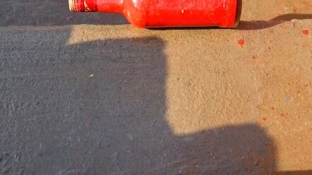 ช่วงเวลาคลายเครียดสุดมันส์! ลูกกลิ้งขวดบนบันได