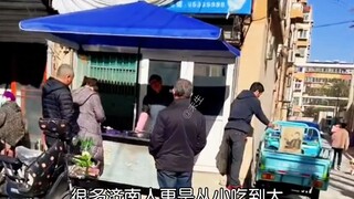 《六块抹布童子鸡》六块抹布炸鸡大叔被人频繁投入，不得已闭店回老家#社会百态#万万没想到 #六块抹布 #感情共鸣