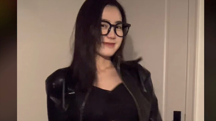 Gadis berkacamata menari