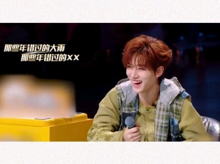 #StreetDanceOfChina Xie Jiaqi and Zhou Yuxiang hug each other—whose auntie smile could be seen even 