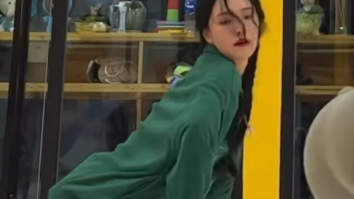 The dancing was so-so, but I really love today’s color scheme and styling, hehe.