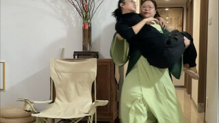 我们家小公主就喜欢欲擒故纵这一套，哎，还能咋办，宠着他吧！#跳舞 #古典舞 #春不晚