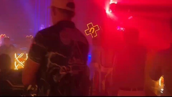 当你的财力支持不了你的需求时，你可以提升自己的能力或者降低你的需求，这才是正确的价值观，而不是一上来就砍我大动脉，这样很容易喷你一脸血!