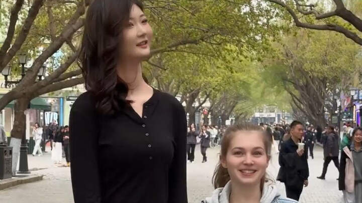 Cộng đồng các cô gái cao kều: Cô gái 2m bị người nước ngoài xin quay clip cùng vì quá cao, có bạn gá