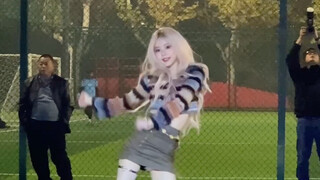 นักศึกษาควรเต้นรำที่สนามกีฬา!