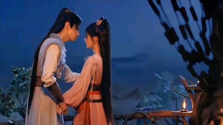两个人相爱是一件很美好的事情 ❤️ 在这个温暖的瞬间，他勇敢地向心爱的女孩表达自己的感情。一个拥抱，代表着思念、信任和深深的爱。无论未来会遇到什么，他们都希望能够珍惜彼此，陪伴对方走过每一个美好的时刻