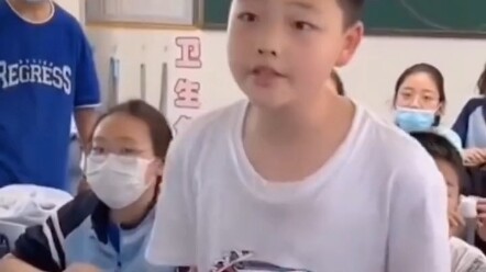 เด็กน้อยนั่งไล่เรียงความชอบของแม่ในห้องเรียน พอฟังจบก็มีเสียงปรบมือดังกึกก้องทั้งห้อง!