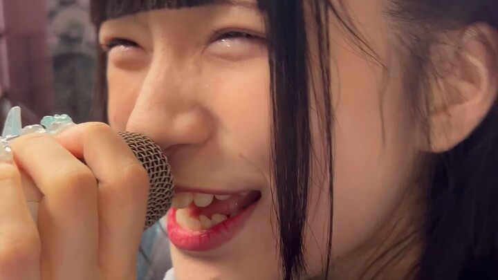 Japanese idols give you water to drink