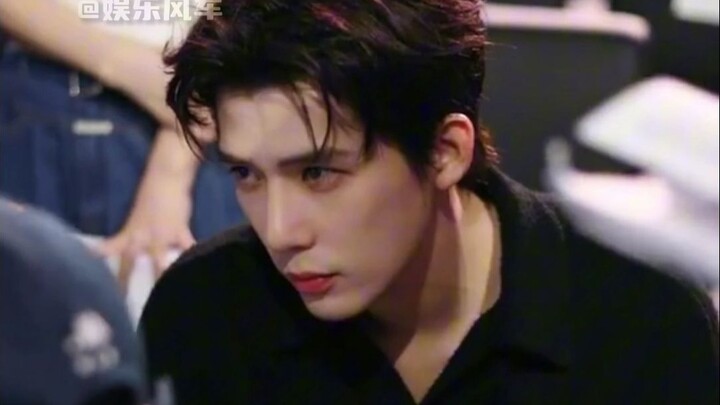 Watching Wang Anyu host the Magnolia Awards makes me even more convinced he’s the ideal boyfriend—ha