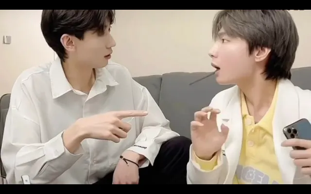 BL MOMENT - Panic 🏳️‍🌈 แฟนของเธอกำลังซ่อนบางอย่างในโทรศัพท์ของเขา🥲