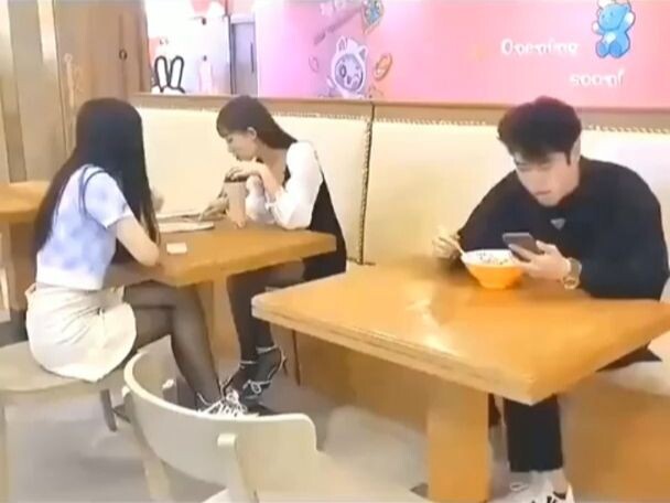 Đúng là xứng đáng FA, bên cạnh có hai lựa chọn sẵn rồi mà không chọn cho ngon?