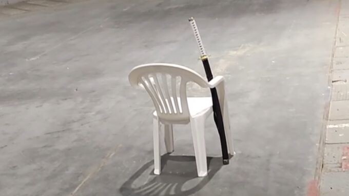 Apa jadinya jika kursi warung makan plastik diletakkan di atas bw?