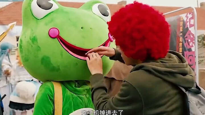 หนุ่มทำโทรศัพท์ตกเข้าไปในปากตุ๊กตา พอเอื้อมมือเข้าไปหยิบกลับเจอผู้หญิง แถมจังหวะที่มือสัมผัสยังอึดอั