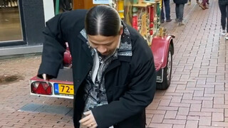 I came across an organ on the streets of the Netherlands and it was playing a popping solo. I felt v