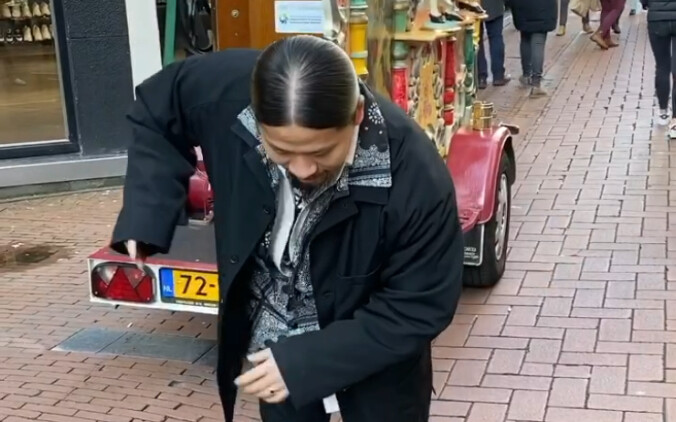 I came across an organ on the streets of the Netherlands and it was playing a popping solo. I felt v