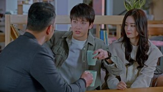 Cinderella sedang berbual dengan lelaki lain, dan CEO menjadi cemburu.