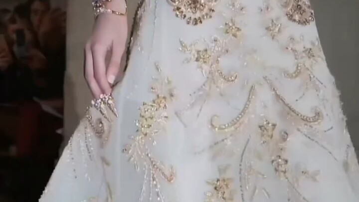 Dalam 6 menit 46 detik, mari lihat gaun haute couture yang pernah dikenakan Dilraba; mana yang palin