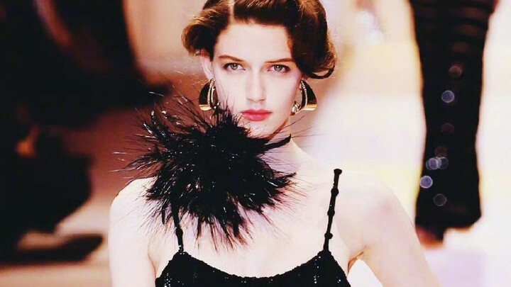 هذا الماركة تعرف تمامًا كيف تجعل الفستان الأسود يبدو رائعًا (إعادة إصدار)