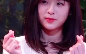 คนผมสั้นสีน้ำตาลเเดงต่างหูไข่มุกนี่เล่นเป็นยอจูดาเรื่อง Extraordinary you ป้ะ