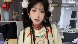 元子的体型，就算有参照物，看上去也是小小的一只，最多一秒六