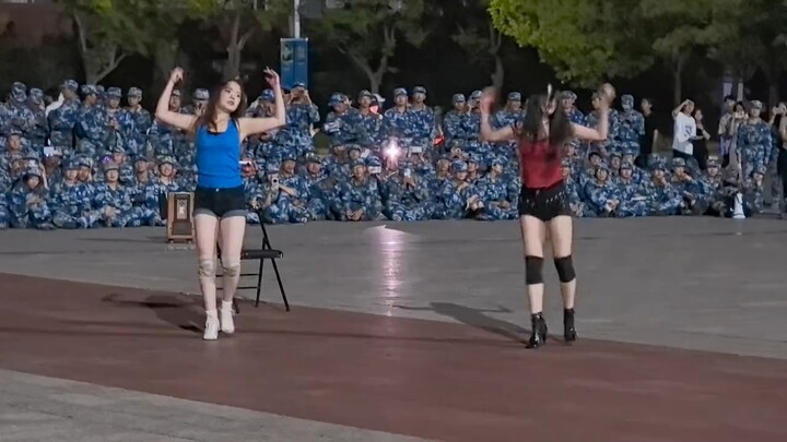 【郑州航空工业管理学院】：学姐 “红衣VS蓝衣”，谁更胜一筹。