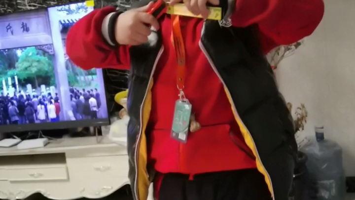 熊孩子拿刑具当玩具？