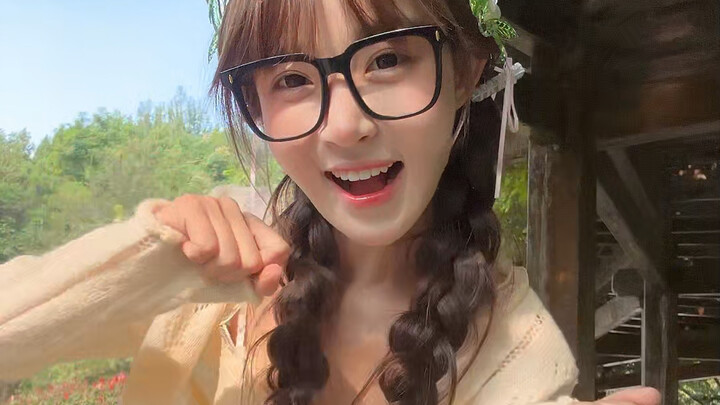 Who doesn't have a little daisy garland yet?