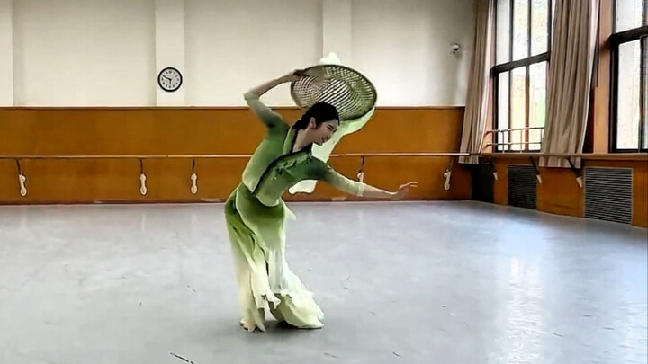 «الطين يمكن أن يفوح عطرًا» النسخة الصفيّة، إعداد وإخراج: هو ينغ، تأليف موسيقي: ما زوومينغ، أداء: لين