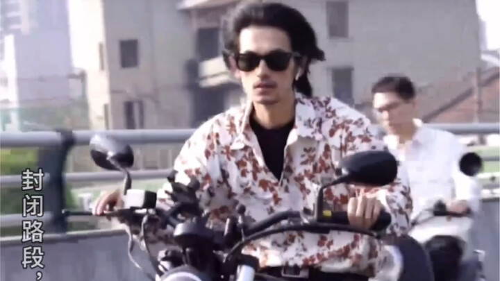 Áo sơ mi hoa + xe máy cổ điển