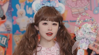 Who knew there could be Lolita outfits with single-shoulder straps...