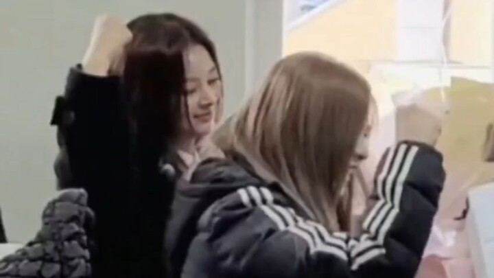 زملاء شوي يون وبي بي يلعبون لعبة Dice في الفصل، جو الصف رائع للغاية!