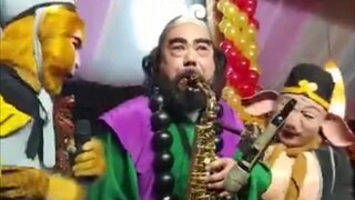 لا توجد أغنية لا أستطيع أنا شا سينج أن أعزفها.