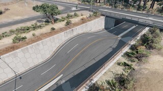 Jalan di pintu masuk terowongan sedikit tidak rata, tapi itu bukan masalah besar