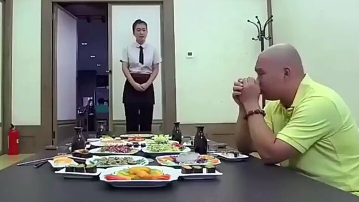 ชายคนนั้นอิ่มมากที่บุฟเฟ่ต์แล้วอยากจะเอาอาหารกลับบ้าน แต่ถูกบอกว่าถ้ากินไม่หมดจะถูกปรับ สิ่งที่เกิดข