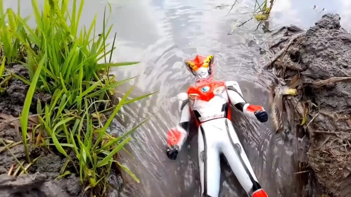 Dark Siro led the monsters to trap the Ultraman Legion in the water, unable to move. The Ultraman Le