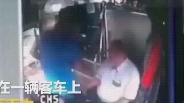 Ini adalah pengemudi bus paling agresif yang pernah saya lihat.