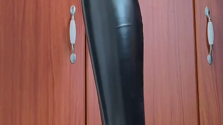 Bagaimana cara memakai sepatu bot kaus kaki?