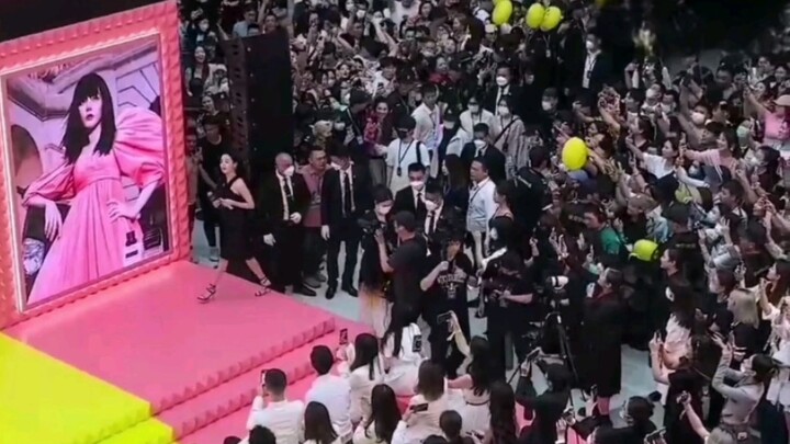 Dilraba’s real street popularity?? Who exactly bought out all the unedited photos??? Seriously, thos