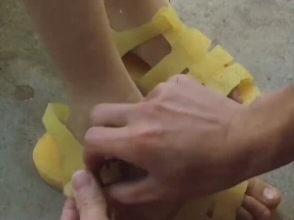 مررت بالتأكيد بهذه الإجراءات عند ارتداء مثل هذه الصنادل... #ذكريات الطفولة لجيل ما بعد الثمانينيات و