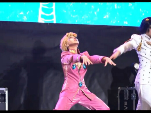 Giao Ban Na: Việc này lâu rồi không làm, nhảy một điệu Black Gang Rock cho mọi người xem, múa rìu qu